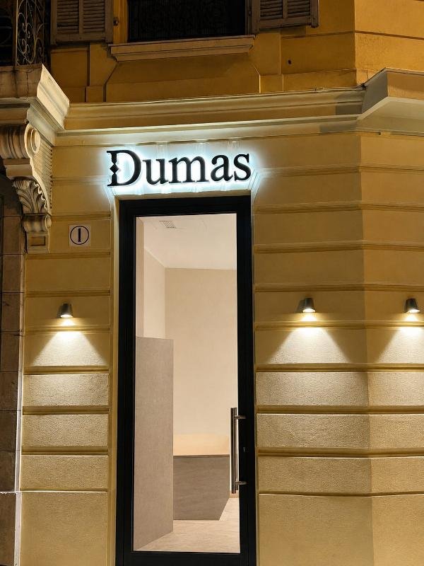 Enseigne de façade · Dumas