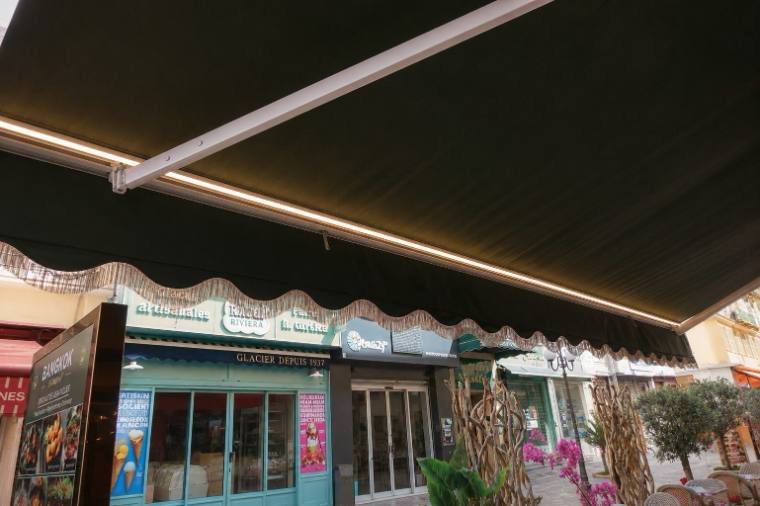 Store banne avec éclairage LED intégré — Bangkok