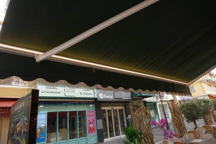 Store avec éclairage LED · Bangkok