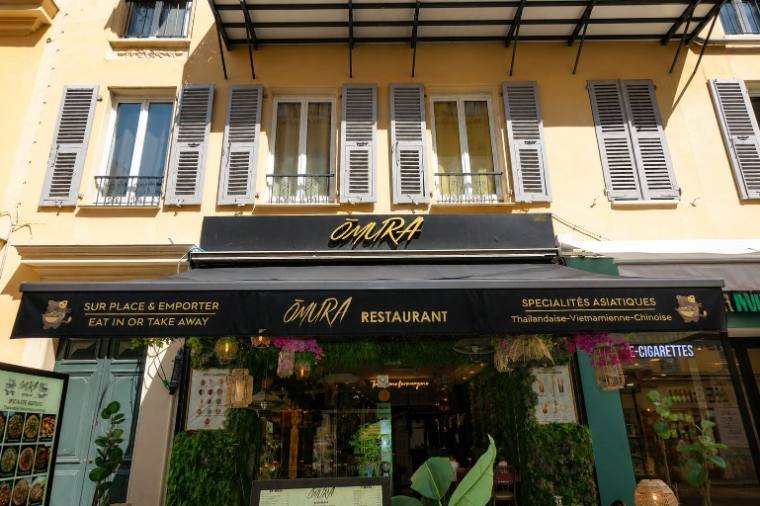 Store et lambrequin · Omura