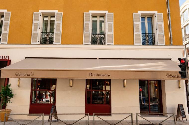 Store banne avec lambrequin personnalisé — Hôtel Posidonia