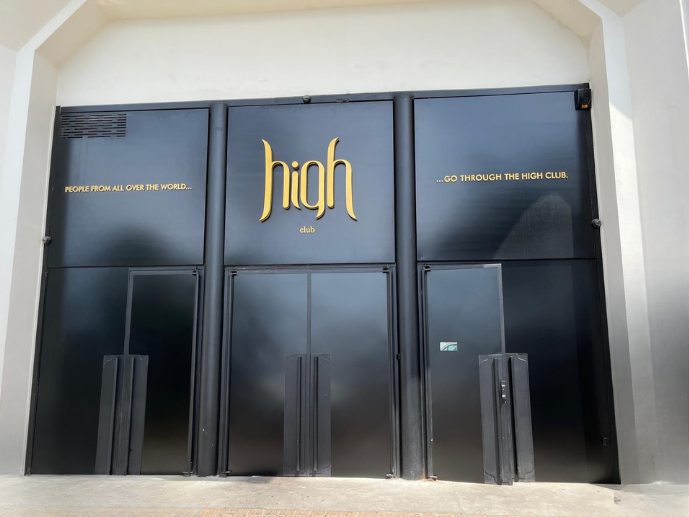 Enseigne dorée en lettres découpées du High Club à Nice