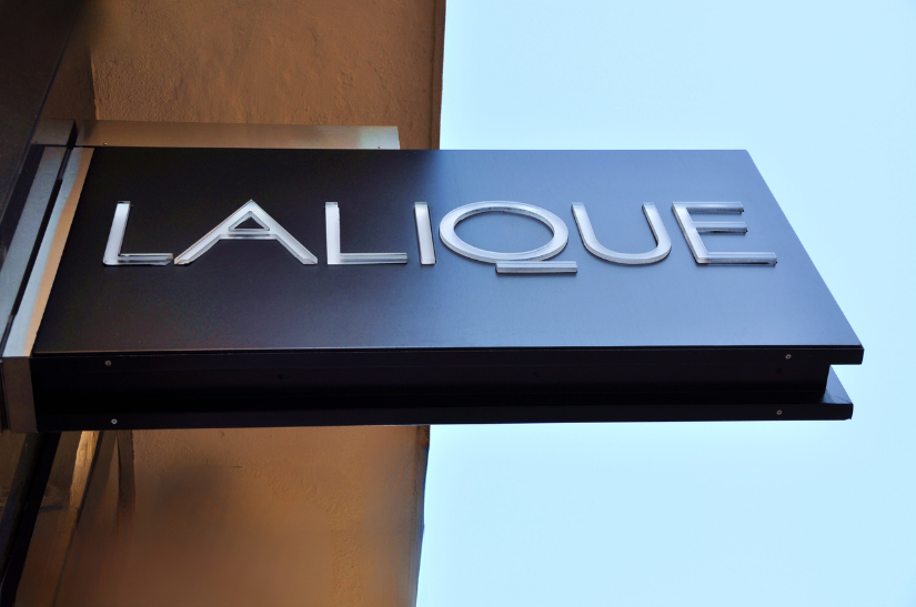 Enseigne drapeau de façade réalisée pour Lalique