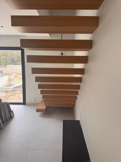 Escalier suspendu bois et métal fabriqué sur mesure