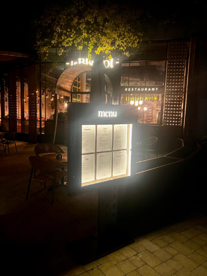 Totem menu lumineux photographié de nuit
