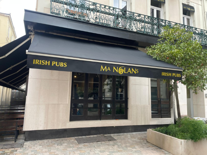 Totem porte-menu lumineux réalisé pour La Villa Marine