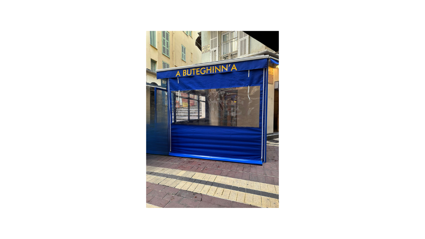 Store et terrasse du restaurant Buteghinna