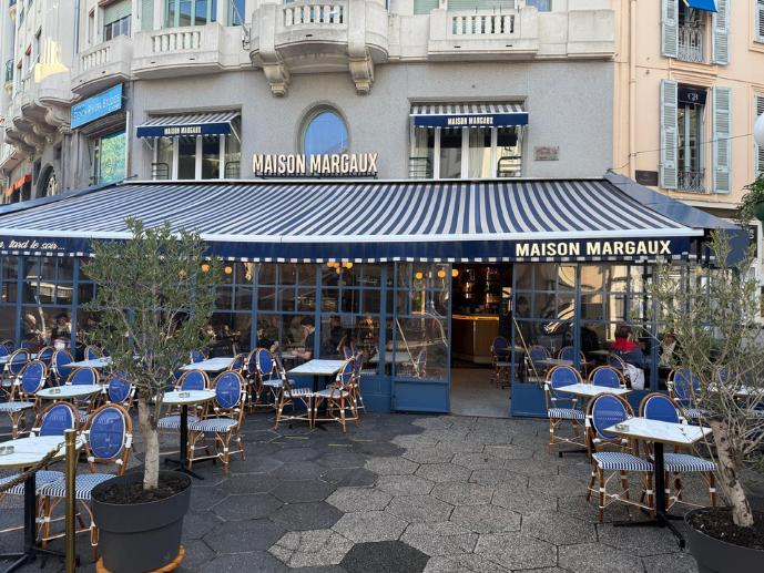 Terrasse fermée et store banne du restaurant Maison Margaux