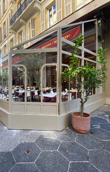 Fermeture de terrasse vitrée sur-mesure pour une brasserie